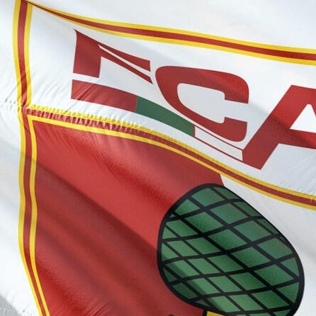 Verfehlter Böllerangriff auf FC Augsburg-Spieler trifft unschuldige Fußballfans
