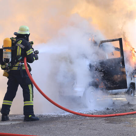 Dichter Qualm über Augsburg - Wohnmobil ist in Flammen aufgegangen