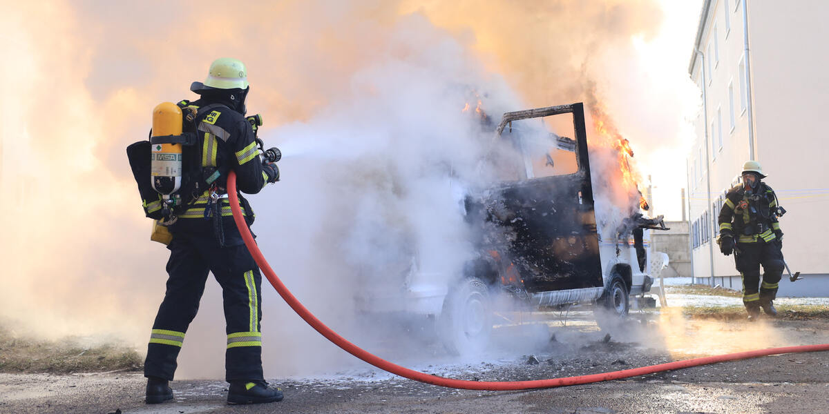 Dichter Qualm über Augsburg - Wohnmobil ist in Flammen aufgegangen 