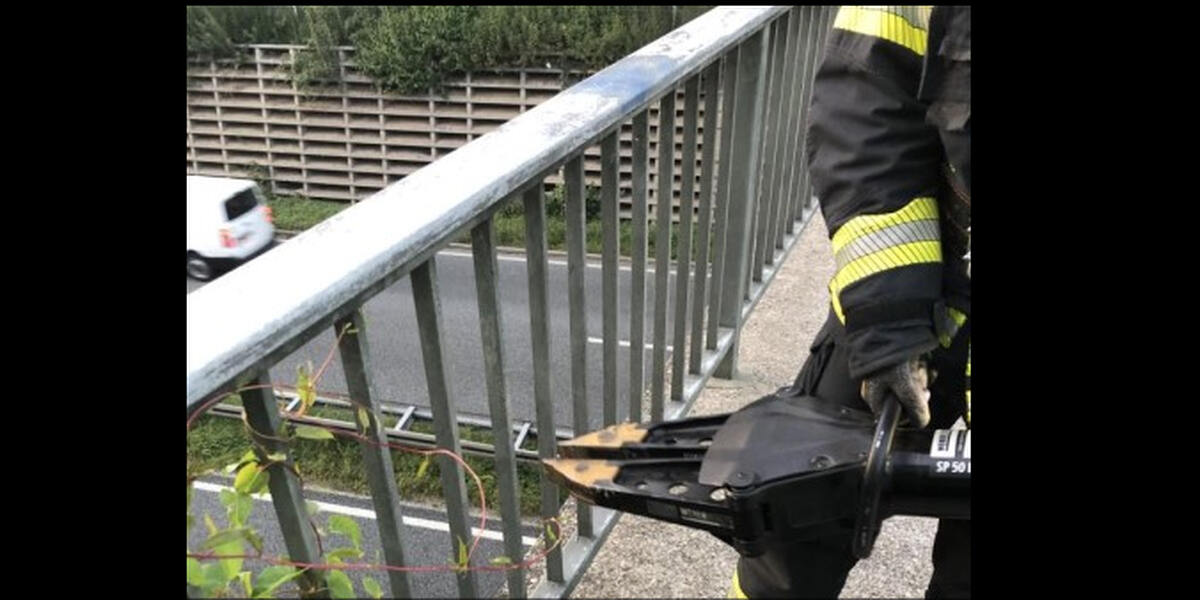 Bub steckt in Göggingen mit Kopf im Brückengeländer fest