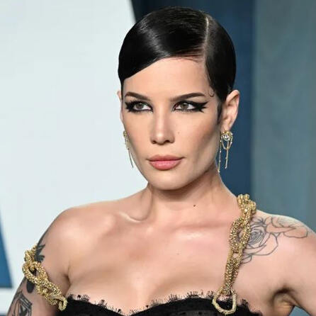 Halsey zeigt sich nach Endometriose-OP in Windeln