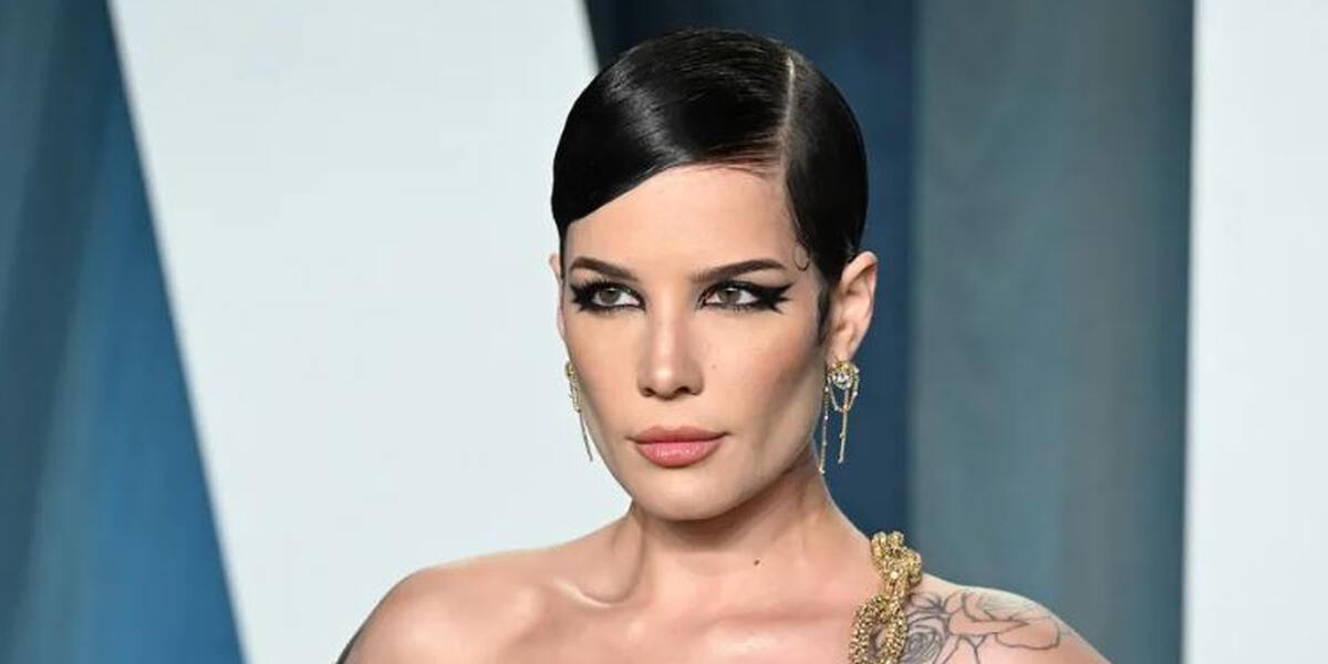 Halsey zeigt sich nach Endometriose-OP in Windeln