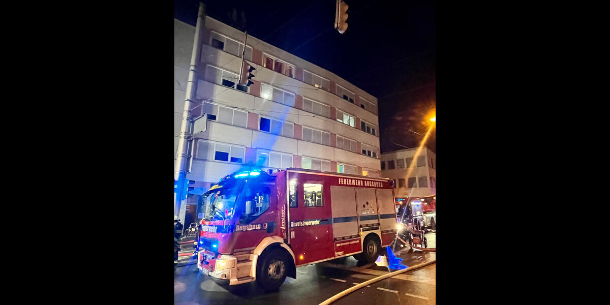 Wohnung in Augsburg brennt: Feuerwehr rettet Menschenleben