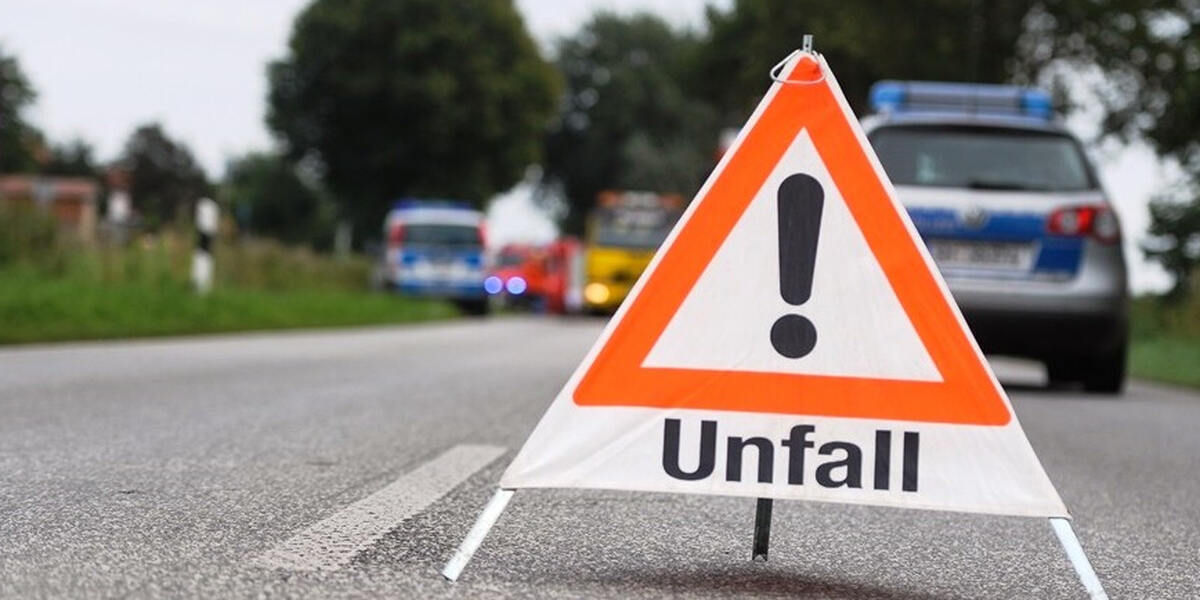 Tödlicher Verkehrsunfall auf B300 in Gessertshausen im Kreis Augsburg