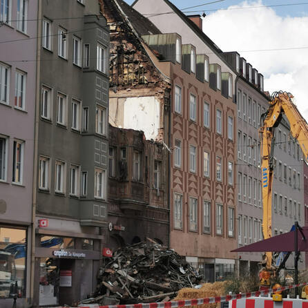 Ältestes Haus in Augsburg ist nach Feuer fast komplett zerstört - Abrissarbeiten gehen weiter
