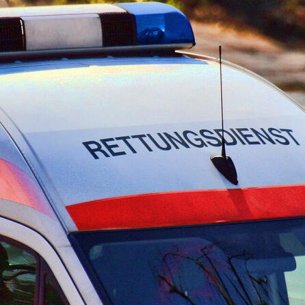 Motorradfahrer in Dinkelscherben landet in Bach und stirbt 