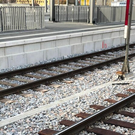 ICE zieht am Augsburger Hauptbahnhof Reinigungsgerät hinter sich her