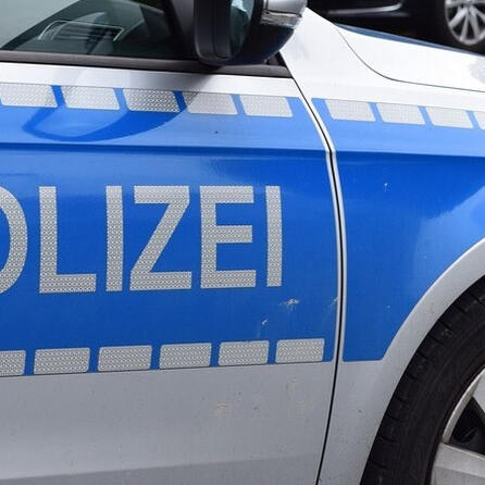 Augsburg: Betrunkener schläft vor Streifenwagen ein