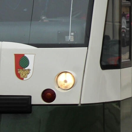 Mann läuft in Augsburg vor Tram und wird schwer verletzt