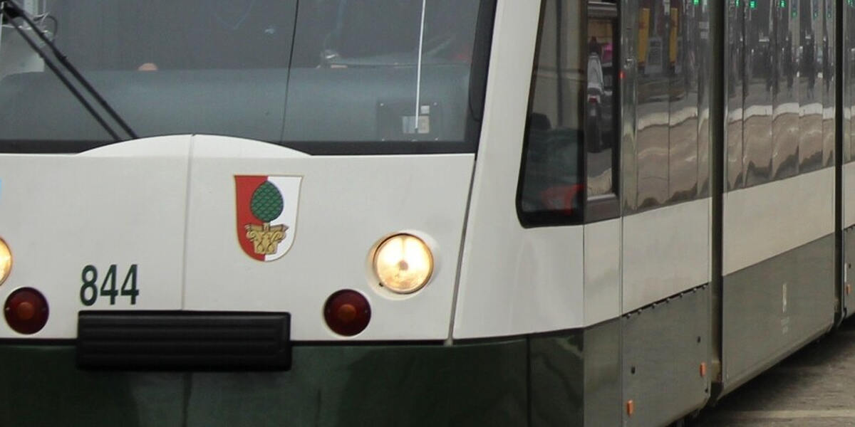 Mann läuft in Augsburg vor Tram und wird schwer verletzt