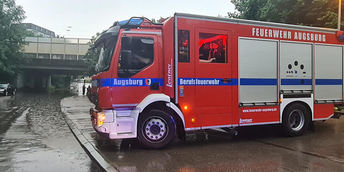 Überflutete Straßen, unter Wasser gesetzte Keller und ein zusammengebrochener Busverkehr im Großraum Augsburg