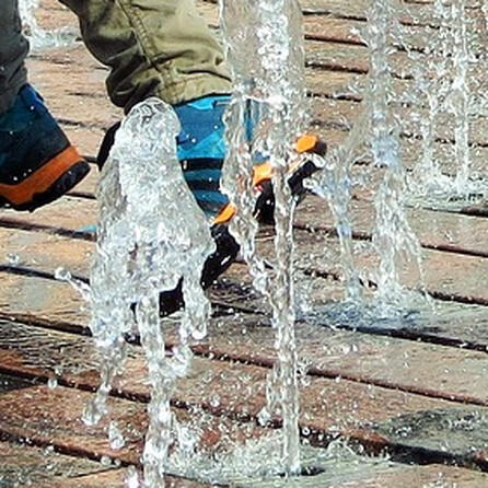 Eröffnung verschoben: Augsburger Wasserspielplatz durch Fußball-Fanfeier defekt