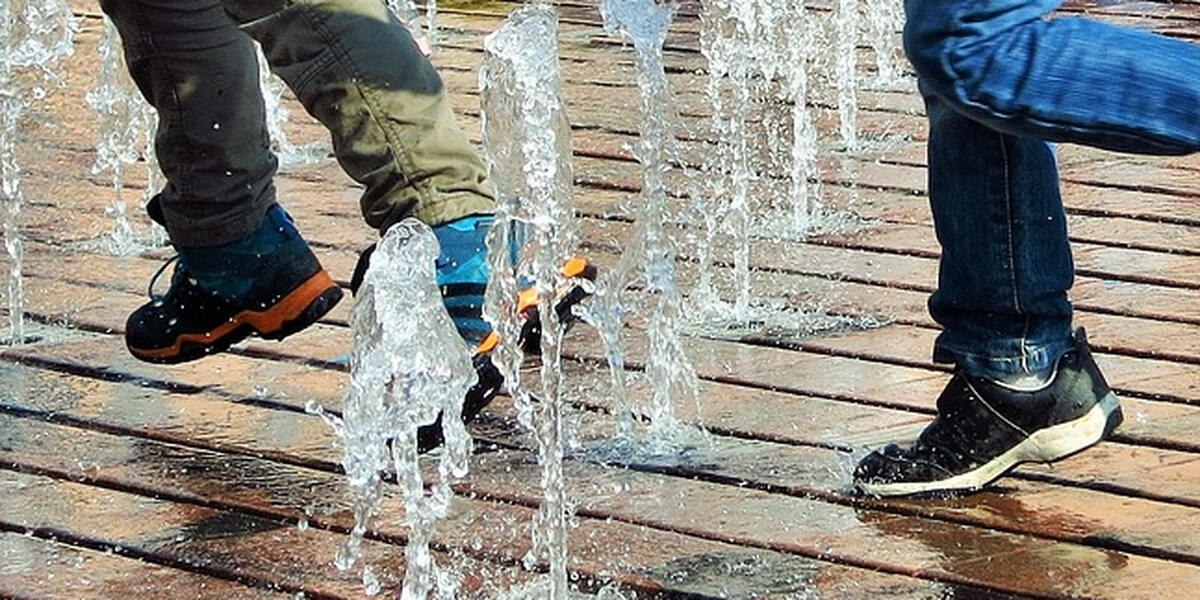 Eröffnung verschoben: Augsburger Wasserspielplatz durch Fußball-Fanfeier defekt