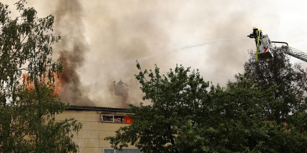 Augsburg-Lechhausen: Großbrand zerstört Lagerhalle komplett