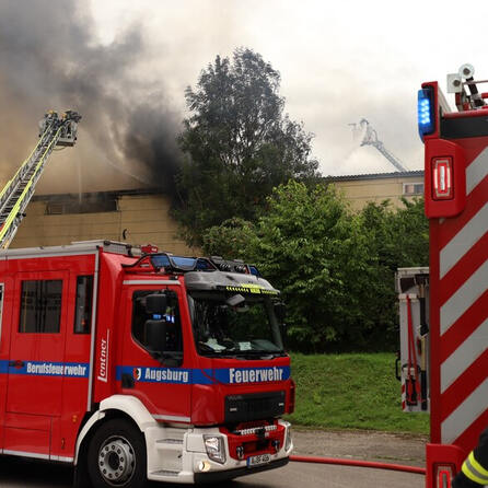 Augsburg-Lechhausen: Großbrand zerstört Lagerhalle komplett