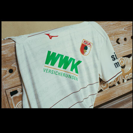 FC Augsburg stellt neues Heimtrikot vor