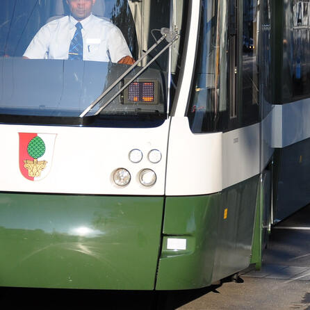 Rollerfahrer rammt Tram in Augsburg und flieht: Polizei bittet um Mithilfe