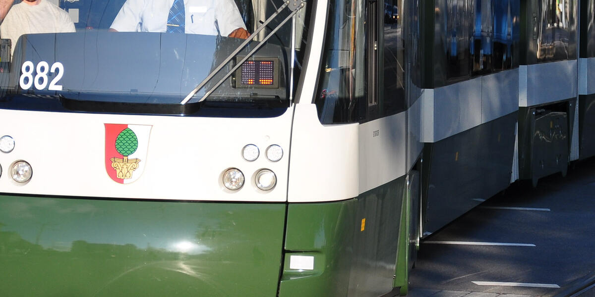 Rollerfahrer rammt Tram in Augsburg und flieht: Polizei bittet um Mithilfe