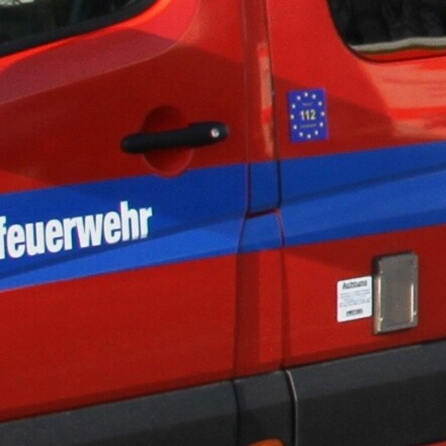 Auto brennt bei Adelsried: Dreijährige wird schwer verletzt 