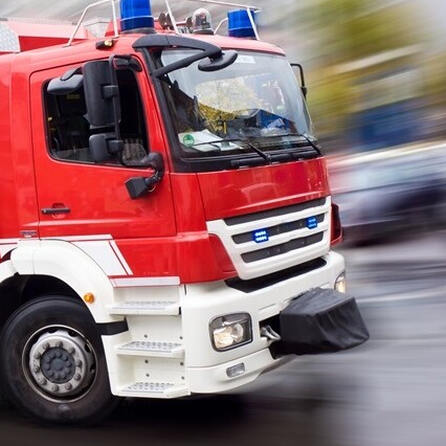 Brand in einer Lagerhalle in Kissing: 73-Jähriger verletzt sich bei Löschversuch