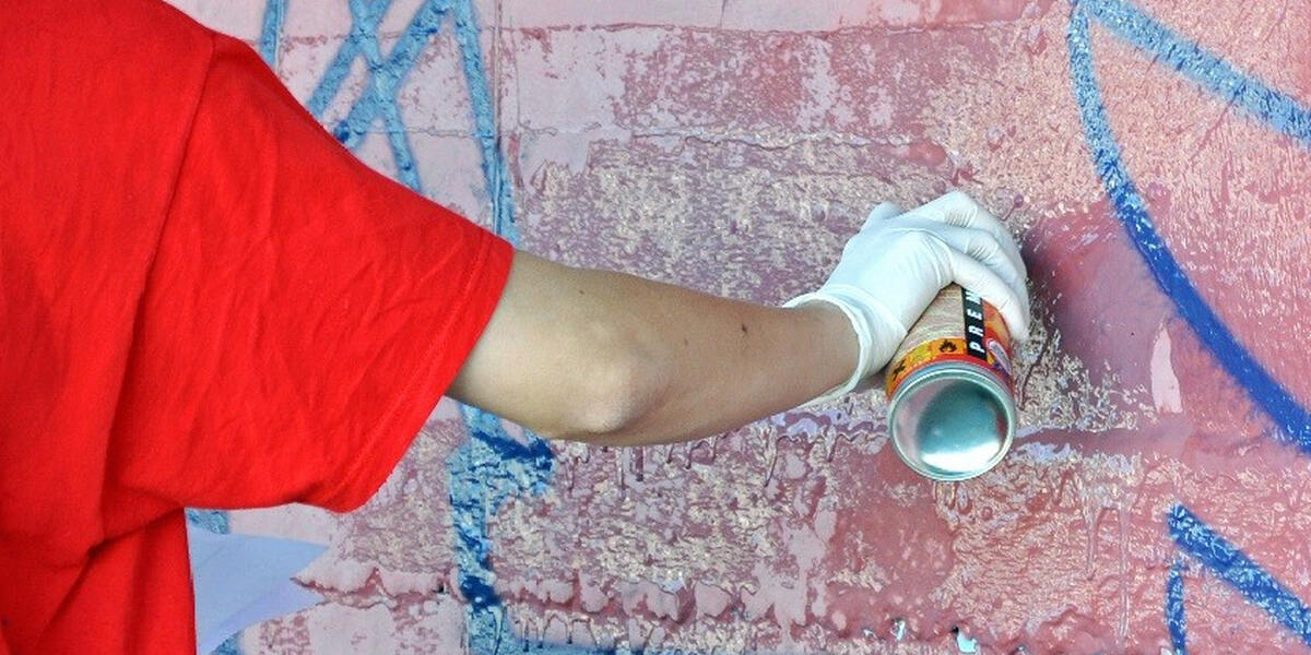 Knapp 100 illegale Graffitis bringen zwei Männer in Augsburg vor Gericht