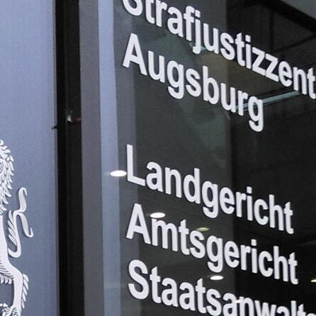 Prozess in Augsburg: 20-Jährige muss sich wegen schwerer Brandstiftung verantworten