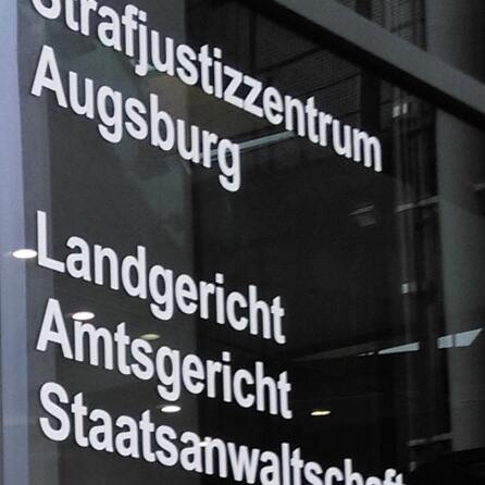 Gefängnis wegen harmlosen alten Nacktfotos des Sohnes?