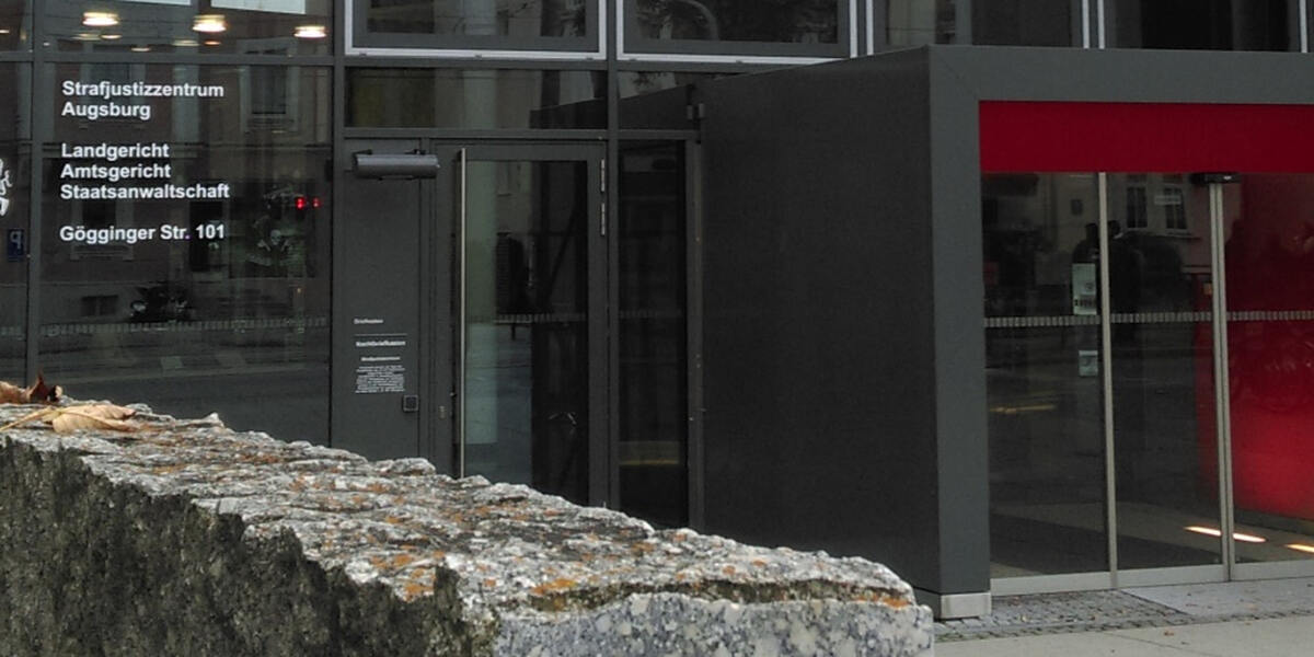 Prozess in Augsburg: Illegal Drogen und Waffen besessen