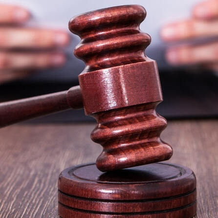 Prozess in Augsburg: Illegal Drogen und Waffen besessen 