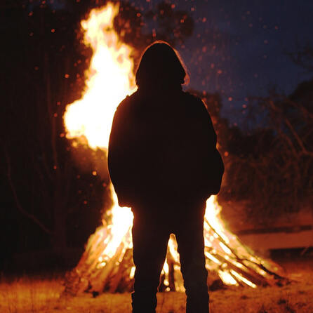 Mann im Kreis Augsburg verbrennt illegal lackiertes Holz