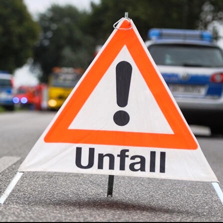 Polizei ermittelt wegen Mordversuchs nach schwerem Unfall auf der B17