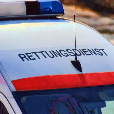 Tragisches Unglück: 65 Jahre alter Fußgänger in Aichach stirbt bei Autounfall 