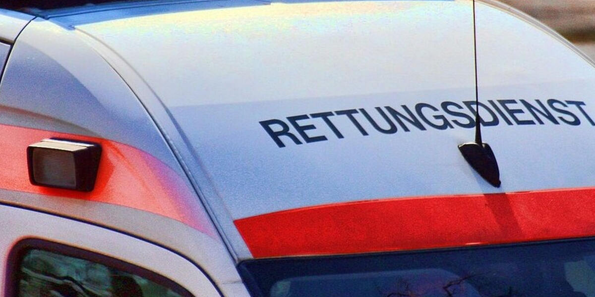 Tragisches Unglück: 65 Jahre alter Fußgänger in Aichach stirbt bei Autounfall