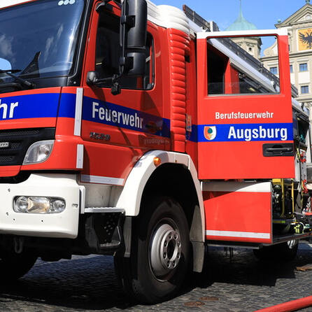Berufsfeuerwehr Augsburg: Männer müssen Kollegen aus misslicher Lage befreien