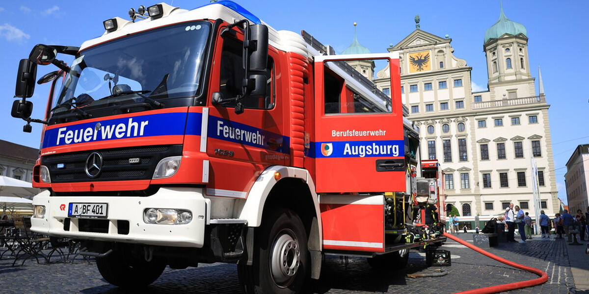 Berufsfeuerwehr Augsburg: Männer müssen Kollegen aus misslicher Lage befreien