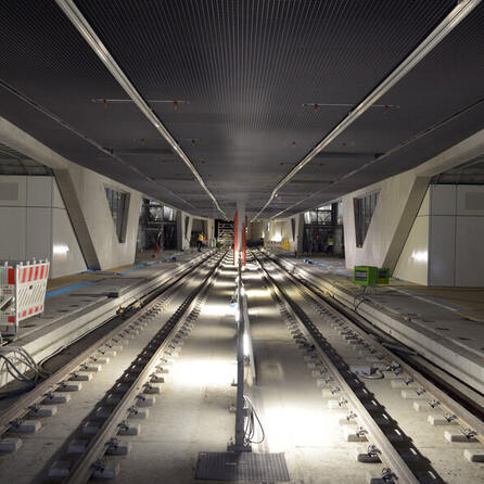 Im Augsburger Bahnhofstunnel tut sich was: Schienenfahrzeug hat Oberleitung getestet
