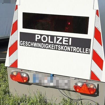 Blitzeranhänger in Augsburg blitzt rund 600-mal