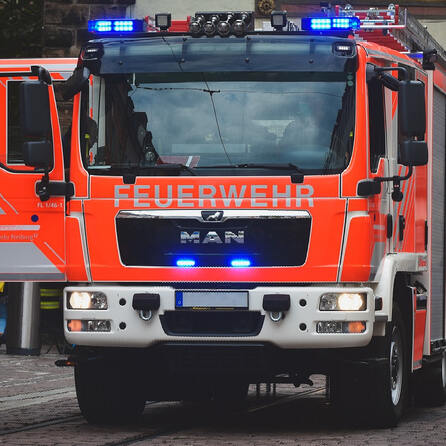 Augsburger Feuerwehr rettet zwei Kleinkinder aus Wohnung