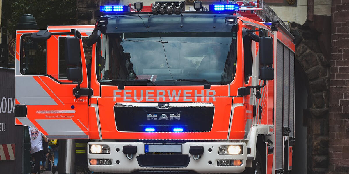 Augsburger Feuerwehr rettet zwei Kleinkinder aus Wohnung