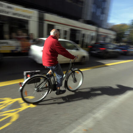 Radversuch abgeschlossen: Augsburger Hermanstraße bekommt festen Radweg