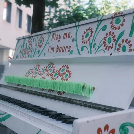 Versteigerung der Play Me, I'm Yours - Klaviere