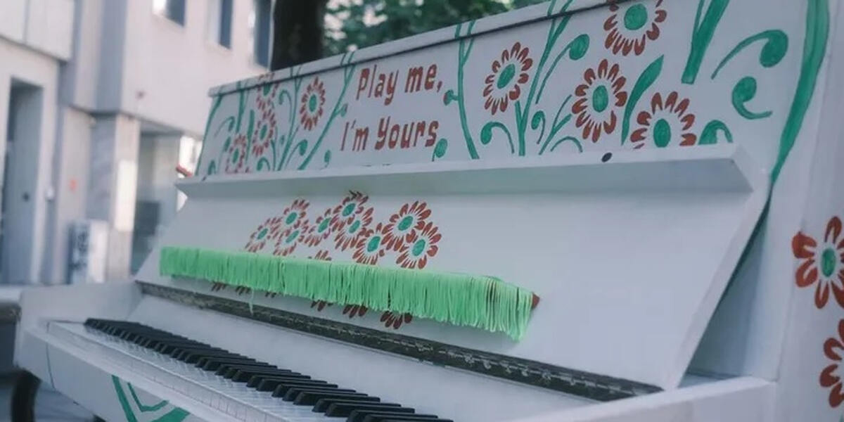 Versteigerung der Play Me, I'm Yours - Klaviere