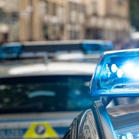 Horrorsituation in Augsburg - Unbekannte bedrohen mit Waffe Autofahrer und wollen Autoschlüssel und Bargeld