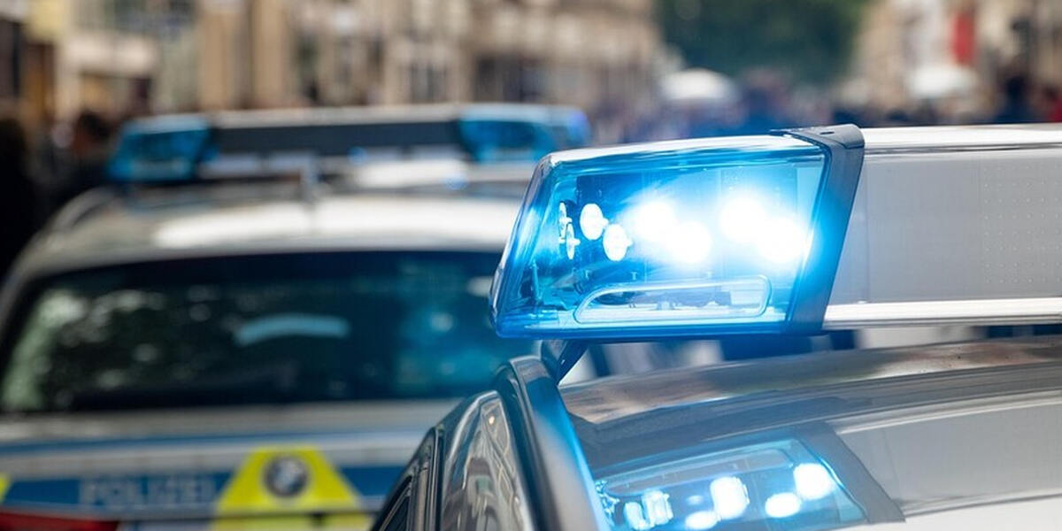 Horrorsituation in Augsburg - Unbekannte bedrohen mit Waffe Autofahrer und wollen Autoschlüssel und Bargeld