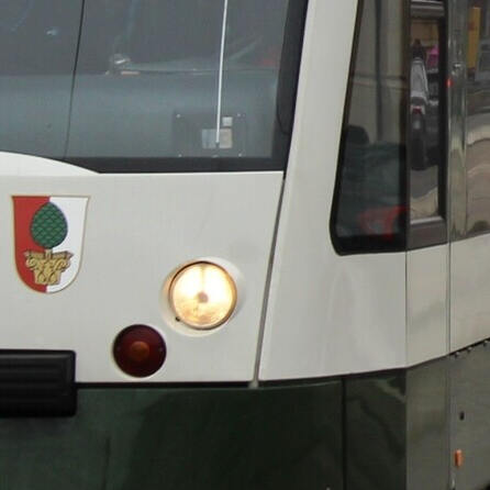 Extrem gefährlich: Jugendliche in Augsburg surfen auf Straßenbahn