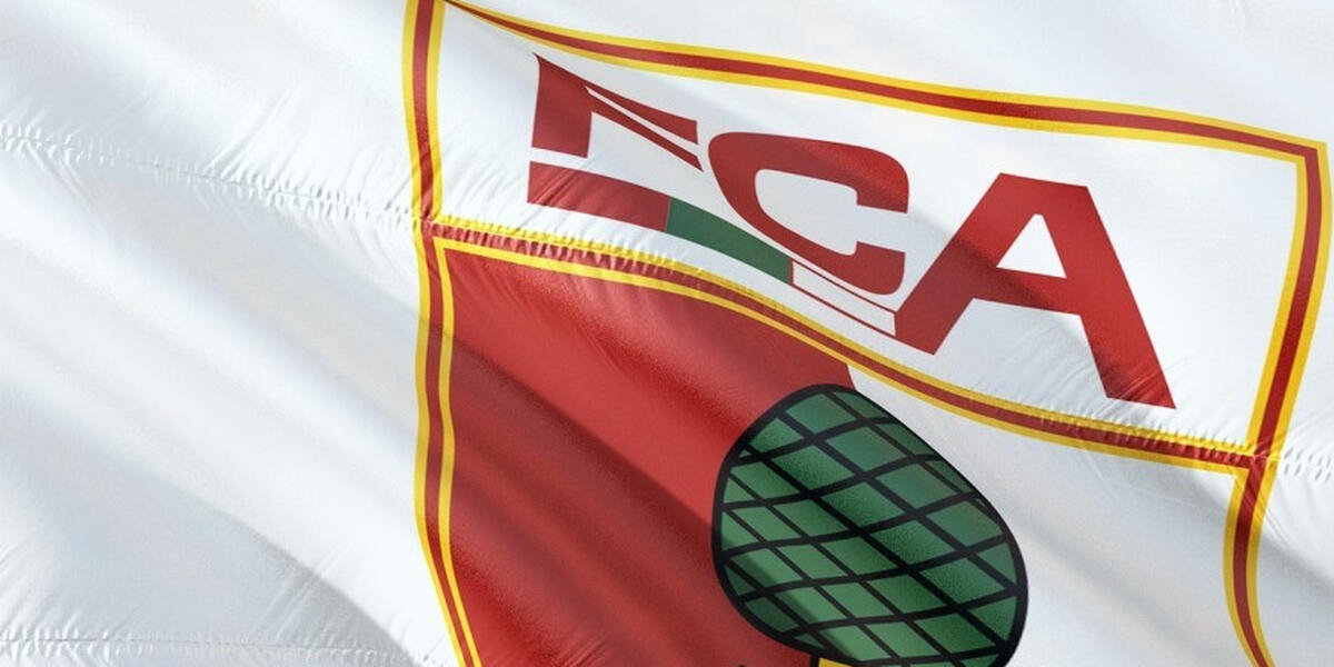 Pokal-Aus für den FCA - Augsburger Fans zünden Böller und Raketen im Stadion