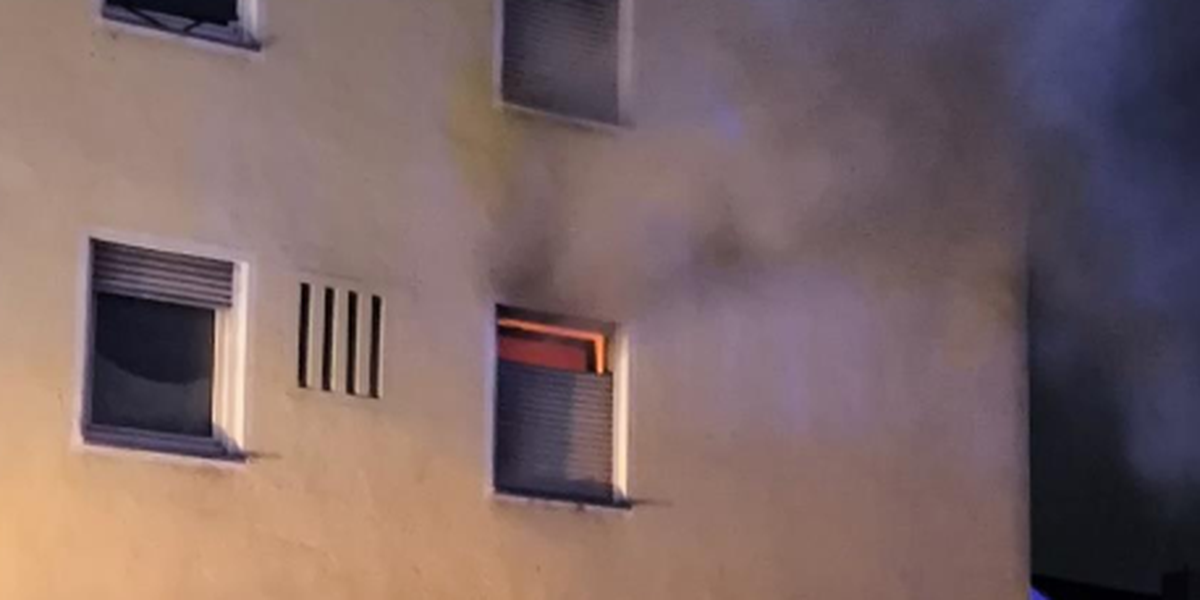 Tote aus Wohnung in Augsburg-Oberhausen von Feuerwehr geborgen
