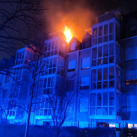 Augsburger Feuerwehr rettet zwei Menschen vom Dach eines brennenden Hauses