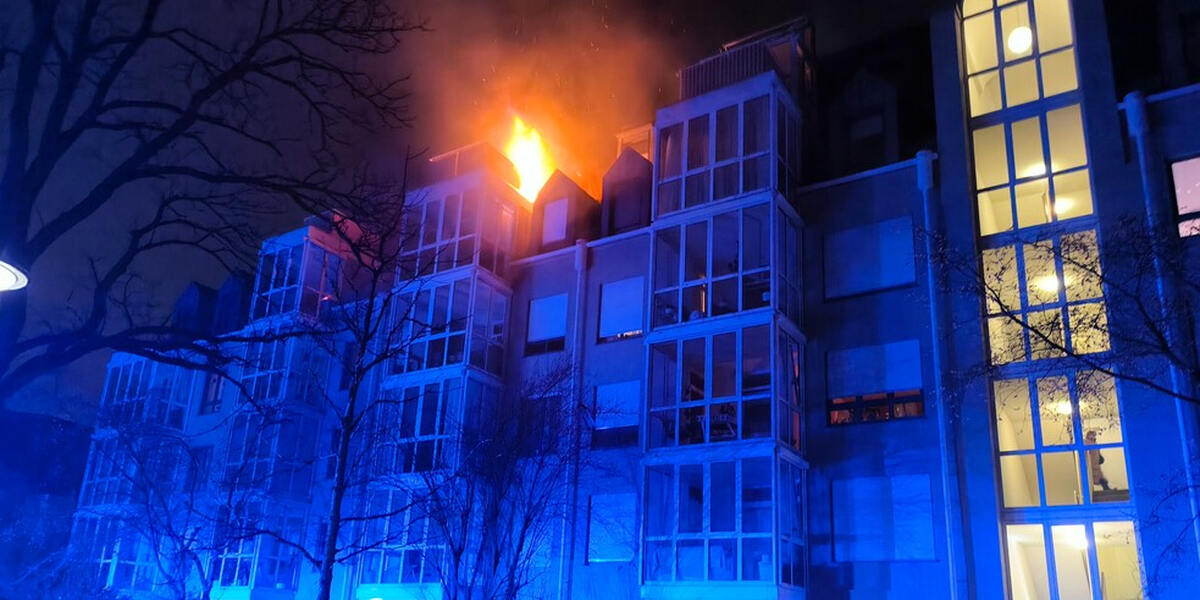 Augsburger Feuerwehr rettet zwei Menschen vom Dach eines brennenden Hauses