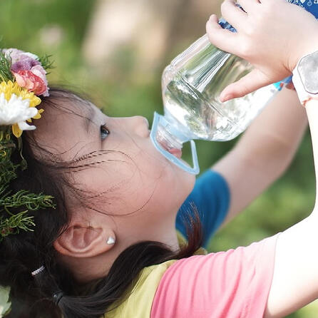 Schulkinder in Memmingen haben nachhaltige Trinkflaschen geschenkt bekommen